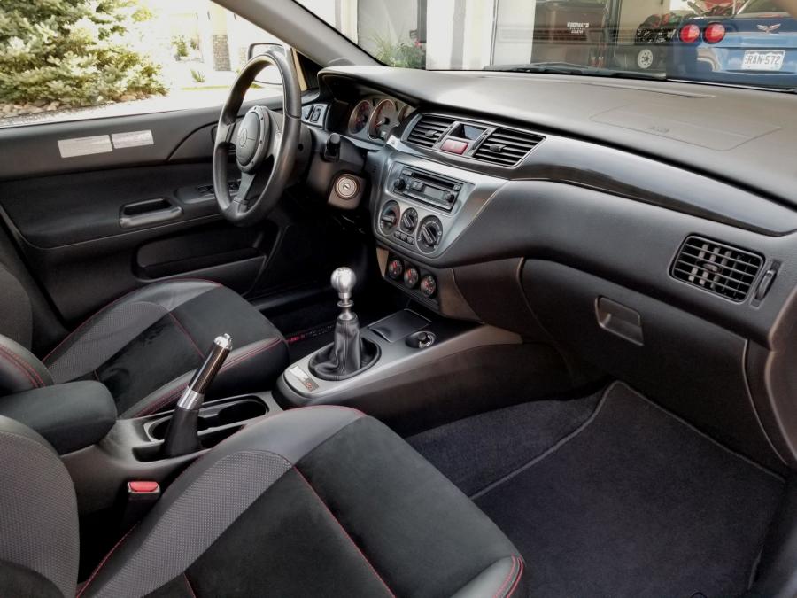 Интерьер Mitsubishi Lancer Evolution IX MR 2006 года  (фото 41 из 69)